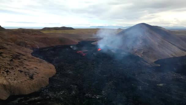 ファグラダールフィヨール活火山が噴火 すべての新しい黒い溶岩で遠くから撮影 アイスランド — ストック動画