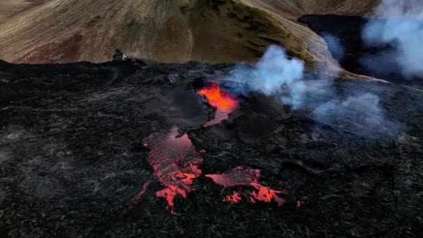 アイスランドのFagradalfjallのクレーターの口から出てくる熱い溶岩 マグマと灰の静的な空中ショット — ストック動画