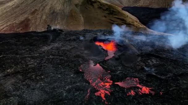 アイスランドのFagradalfajallの火口の口から出てくる熱い溶岩 マグマと灰のパノラマの空中ショット — ストック動画