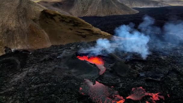 アイスランドのFagradalfjallの火口の口から出てくる熱い溶岩 マグマと灰の円形の空中ショットを閉じます — ストック動画