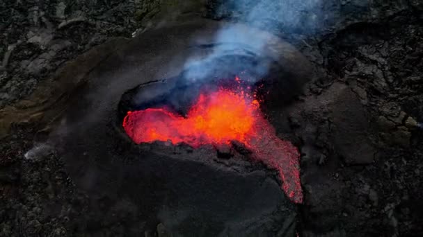 Fotografia Aérea Para Trás Lava Quente Magma Cinzas Que Saem — Vídeo de Stock