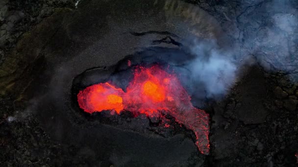 Zenith Légi Felvétel Forró Láva Magma Hamu Jön Szájából Kráter — Stock videók