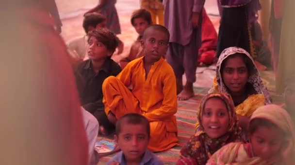 Видео Маленьких Мальчиков Девочек Сидящих Импровизированном Классе Сельской Местности Пакистана — стоковое видео