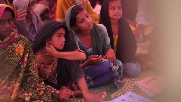 Groupe Adolescentes Étudient Pakistan Alors Elles Sont Assises Par Terre — Video