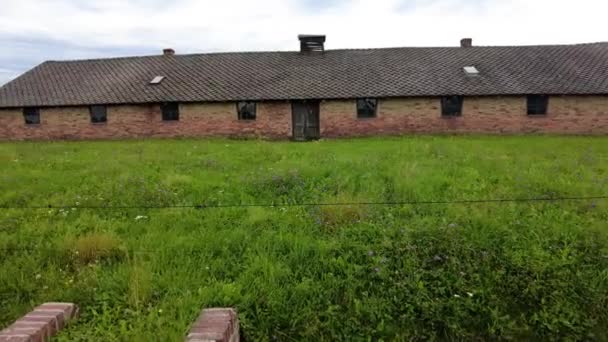 Alte Baracken Der Gedenkstätte Und Museum Auschwitz Birkenau Polen Pov — Stockvideo