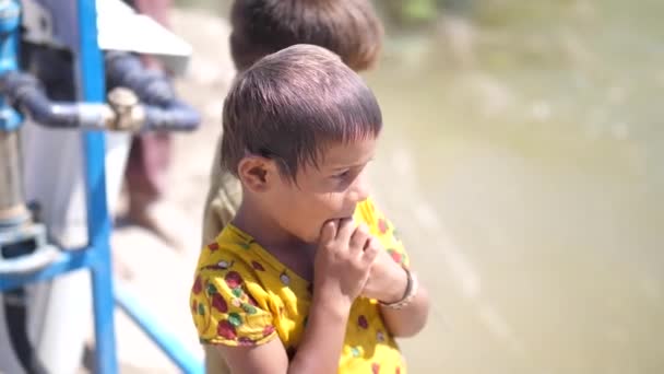 Pakistan Ona Bakmak Için Başını Çeviren Küçük Bir Çocuğun Yanında — Stok video