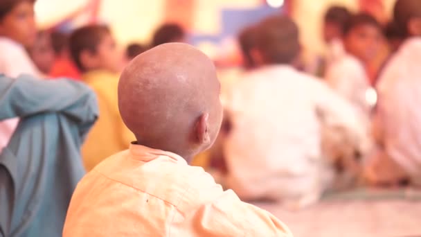 Вид Сзади Мальчика Пакистане Кожным Заболеванием Лысой Головой Который Поворачивается — стоковое видео
