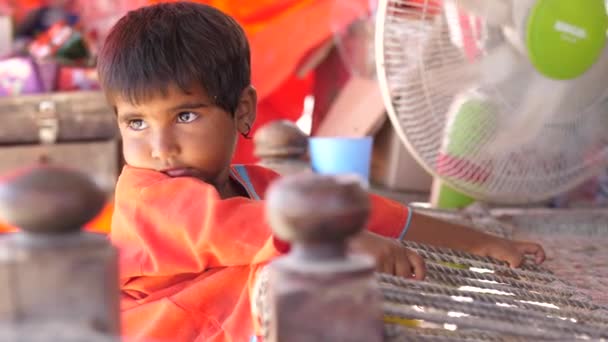 Мальчик Улыбается Держа Кровать Паланг Манджи Хаттию Пакистане — стоковое видео