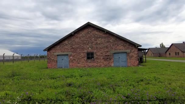Buitenzijde Van Oude Barakken Auschwitz Birkenau Polen Zijwaarts — Stockvideo