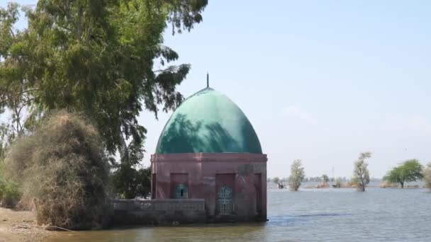 Small Dargah Masjid Mosque Pakistan Edge Lake Trees Growing — Stock Video