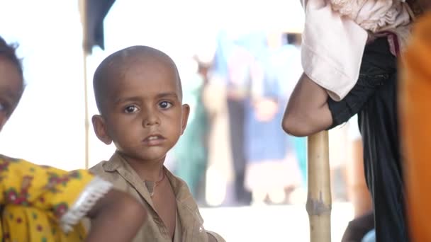 Küçük Kel Bir Çocuk Iki Küçük Kızı Oturtup Kameraya Bakıyor — Stok video