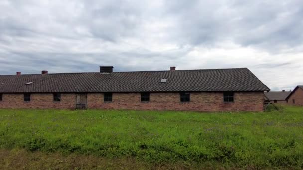 Exterior Los Antiguos Cuarteles Campo Concentración Auschwitz Birkenau Polonia Mano — Vídeo de stock