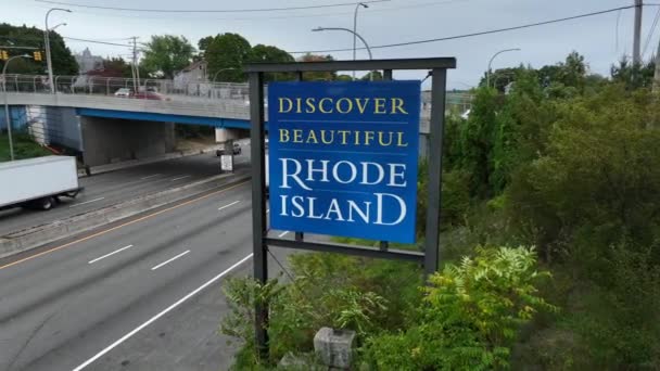 Welcome Rhode Island Sign Discover Beautiful Aerial View Traffic Passes — Stock Video