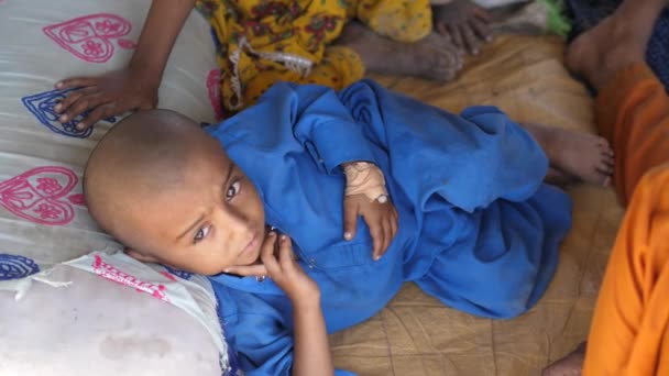 Najlepsze Ujęcie Chorego Łysego Chłopca Pakistańskim Szpitalnym Łóżku Który Patrzy — Wideo stockowe