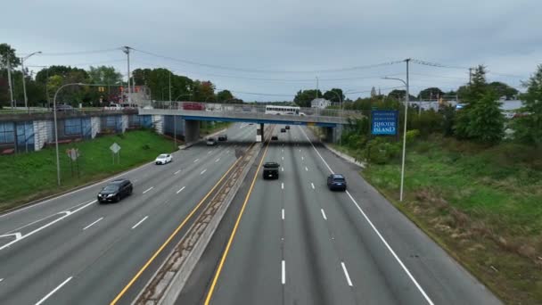Odkryj Piękne Rhode Island Znak Powitalny Granicy Stanu Wzdłuż Międzystanowej — Wideo stockowe