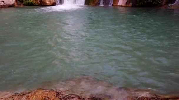 Patrząc Górę Wodospady Płynące Naturalnego Basenu Cascada Comala Park Meksyk — Wideo stockowe