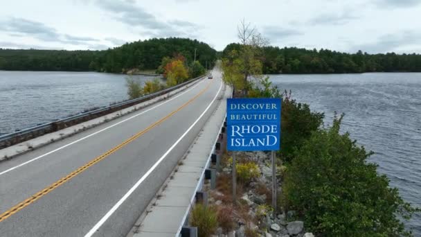 ロードアイランド州の標識へようこそ ニューイングランドのコネチカット州との国境 秋の湖の美しい風景 — ストック動画