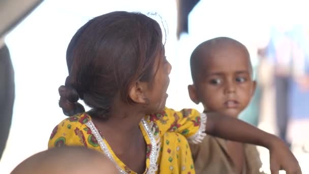 Відео Маленьку Дівчинку Повертає Голову Щоб Подивитися Маленьку Дитину Яка — стокове відео