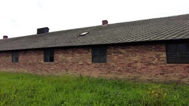 Außenansicht Einer Alten Baracke Konzentrationslager Auschwitz Polen Pov — Stockvideo