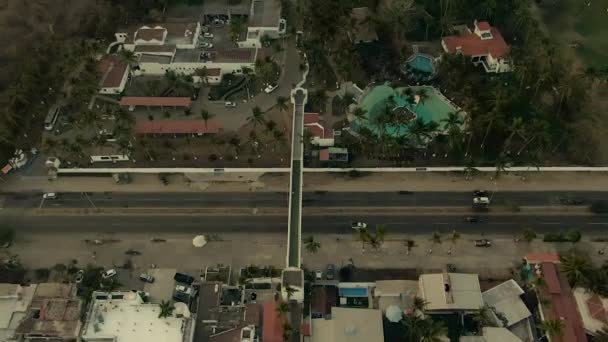 ミラマービーチの前にあるすべての包括的なリゾートマンザニーリョ コリマ メキシコの空中ビュー 傾きを上げるプルバック — ストック動画