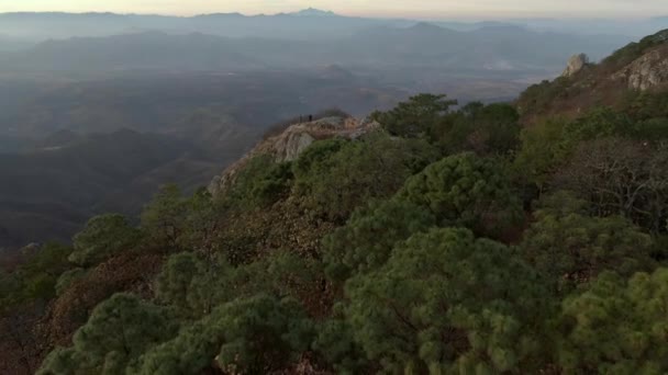 位于墨西哥哈利斯科州皮埃德拉斯布兰卡的Sierra Quila山顶的人们 空中无人机 — 图库视频影像