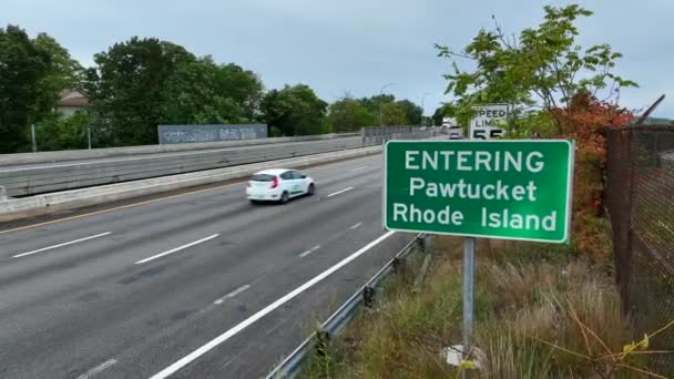 Går Pawtucket Rhode Island Välkommen Till Skylt Längs Motorväg I95 — Stockvideo