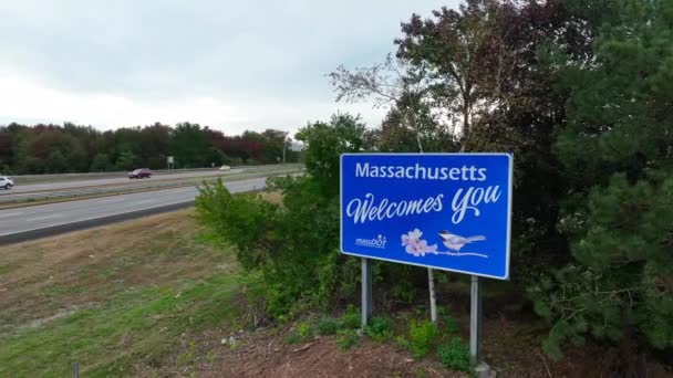 マサチューセッツ州へようこそ ロードアイランド州との州境にあるチカデとメイフラワーのシンボル — ストック動画