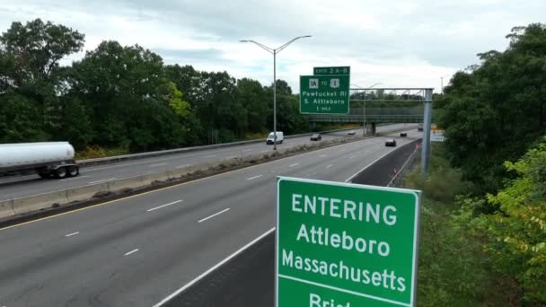 Attleboro Massachusetts Bristol County Stigande Antenn Och Skylt Mot Pawtucket — Stockvideo