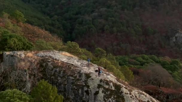 Hombres Excursionistas Pie Con Cámaras Trípode Mirador Sierra Quila Piedras — Vídeos de Stock