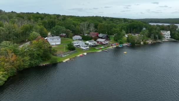 新英格兰海滨湖畔的家园 初秋的空中风景 — 图库视频影像