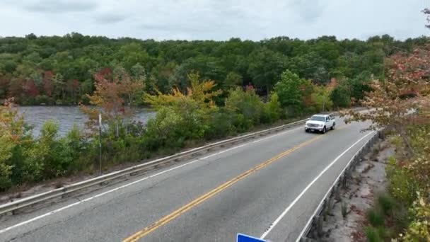 コネチカット州の標識へようこそ 美しい秋の紅葉とトラックドライブとしてのカラフルな葉の空中 — ストック動画