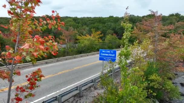 コネチカット州の標識へようこそ 美しい秋の紅葉とカラフルな葉の空中 — ストック動画