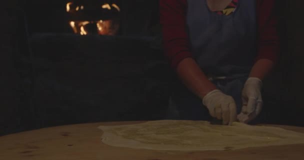 Kochen Stretching Traditionellen Teig Für Knödel Dunklen Atmosphärischen Küche — Stockvideo