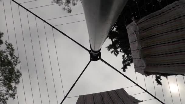 Homem Pendurado Toalhas Hills Hoist Varal Dia Ventoso Diretamente Abaixo — Vídeo de Stock