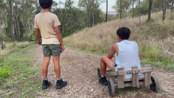 Meninos Descem Uma Estrada Terra Carrinhos Madeira Direções Diferentes Velocidade — Vídeo de Stock