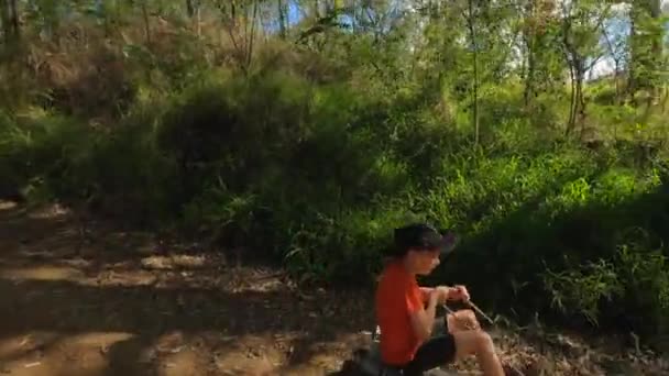 Rapaz Acelera Uma Entrada Terra Com Carrinho Mão Cai Seguida — Vídeo de Stock