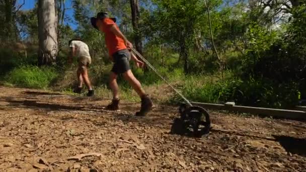 Chłopcy Farmy Ciągną Drewniany Gokart Stromej Wiejskiej Drodze Australii — Wideo stockowe