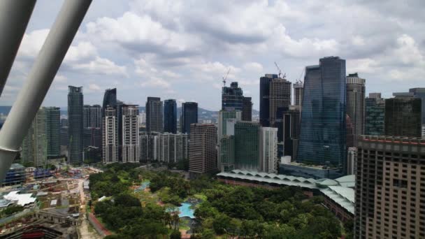 Dramatic Closeup Drone Shot Flying Backwards Petronas Towers Kuala Lumpur — Stock Video