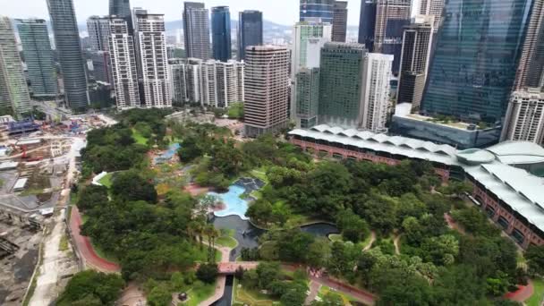 Letecký Pohled Klcc Park Bazénem Dětské Hřiště Blízkosti Petronas Towers — Stock video