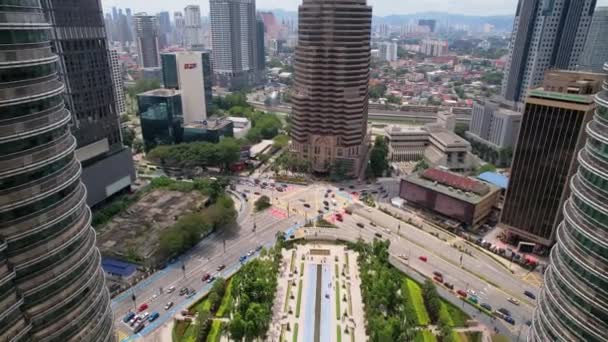 Malezya Nın Kuala Lumpur Kentindeki Petronas Kulelerinin Önünde Uçağı Kavşağa — Stok video