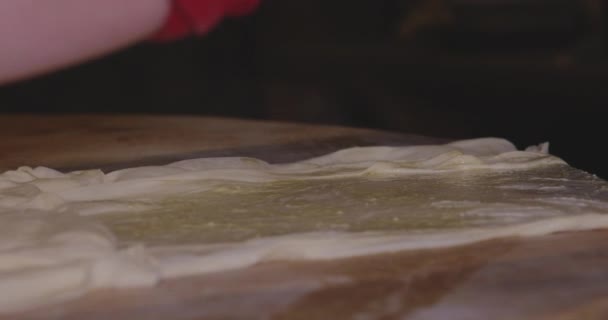 Zbliżenie Tłuste Domowe Ciasto Płaskie Flatbread Jest Rozciągnięty Stole — Wideo stockowe
