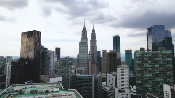 Pullback Petronas Twin Towers Revealed Menara Aia Sentral Building Kuala — Stock Video