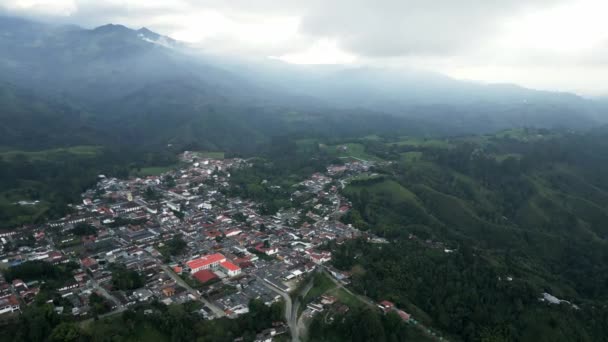 Kleine Stad Een Vallei Salento Luchtdrone Visie Boven Colombiaanse Andeswoud — Stockvideo