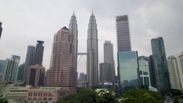 Fly Away Petronas Towers Revealed Pintasan Saloma Bridge Kuala Lumpur — Stock Video