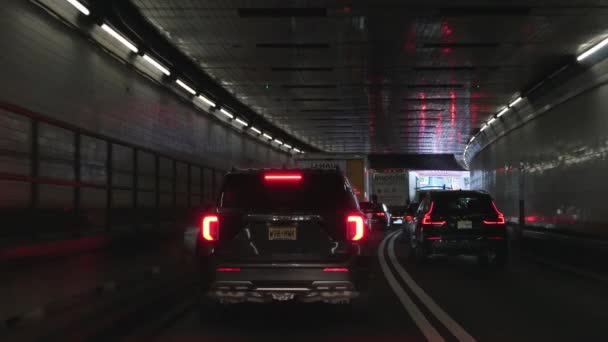 Pov車オランダトンネルの端を通って運転 交通量の多い — ストック動画