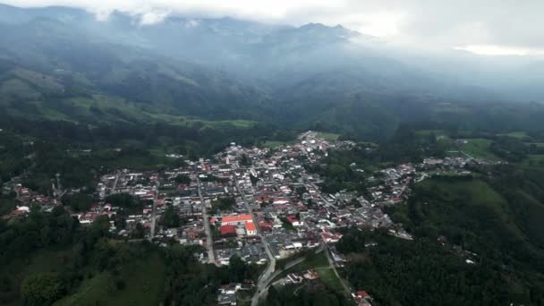 コロンビアのキディノのサレントタウン ココラ アンデス山脈の上空の空中を探索するバレーストリート プラザ — ストック動画