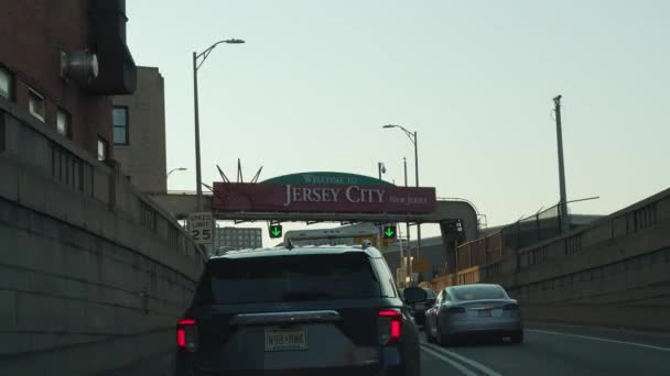 運転車のPovオランダトンネルを出てニュージャージー州に入る 遅いトラフィック — ストック動画