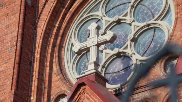 Католический Крест Орнамент Елгавском Витраже Фасад Церкви Окно Розы Латвия — стоковое видео