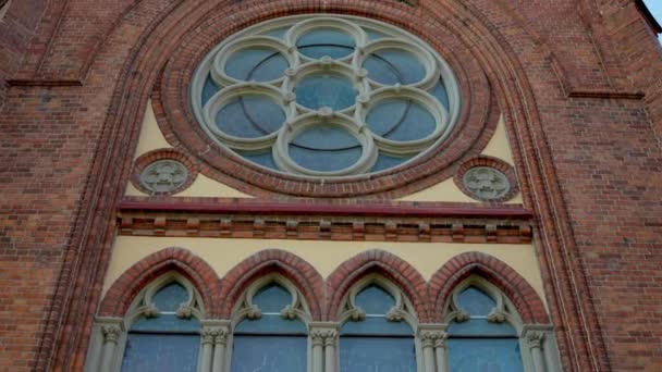 エルガヴァ大聖堂のネオゴシック建築 バラ窓とレンガ造りのアーチ — ストック動画
