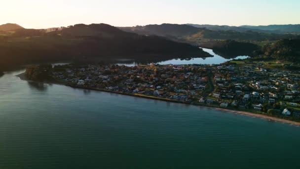 Hyperlapse Drönare Video Soluppgången Över Cooks Stranden Nya Zeeland — Stockvideo